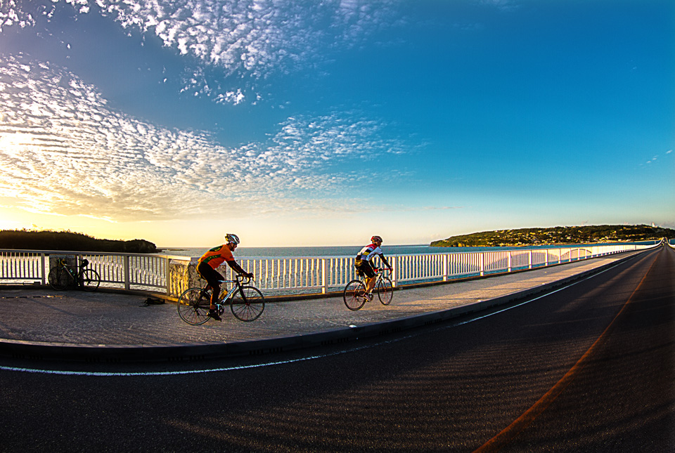 夕陽と古宇利大橋